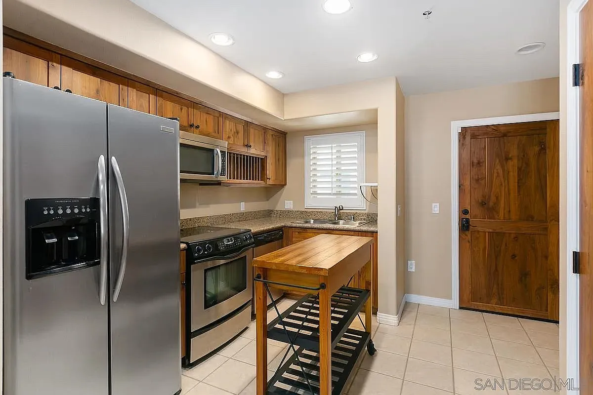 801 W Hawthorn St W — Photo 3