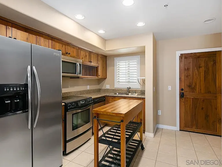 801 W Hawthorn St W #309 — Photo 3