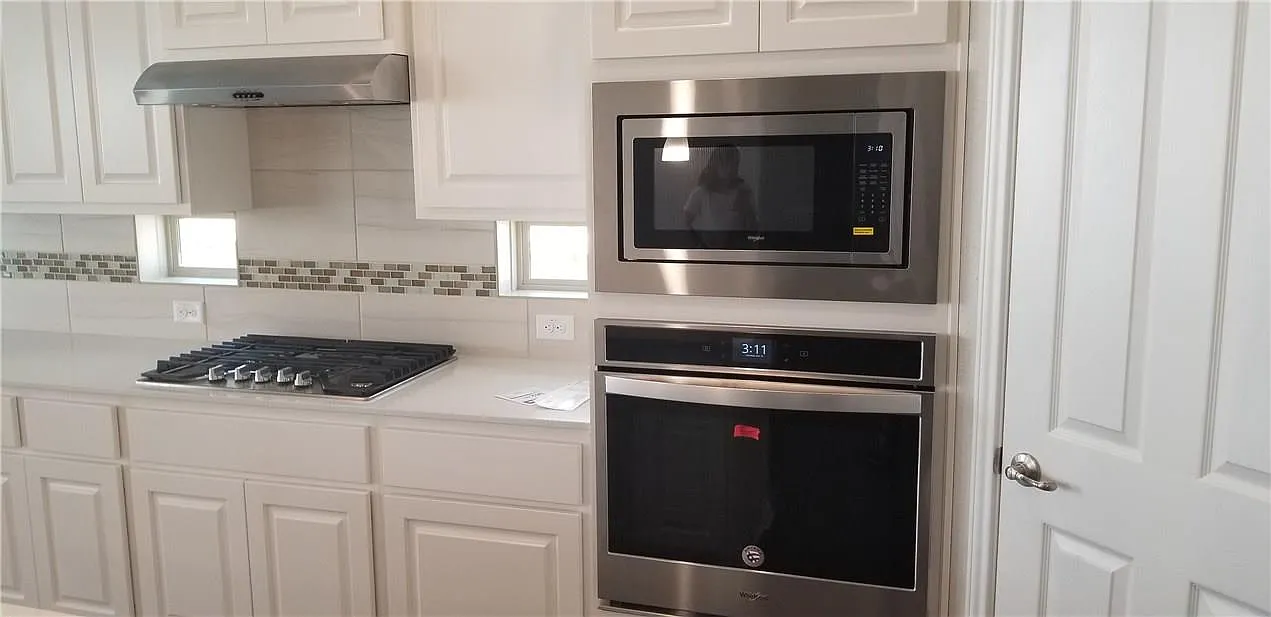 4 bed, 3.0 bath, 2200 sqft, $3,200 — Photo 4