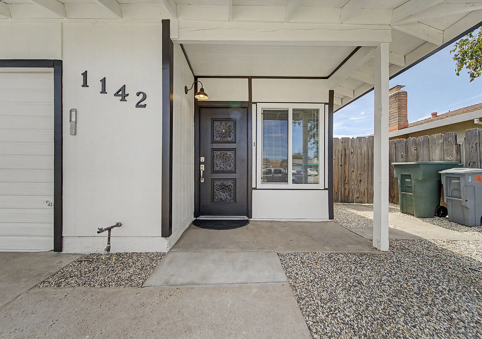 Charming 2 Bedroom Duplex with Garage & Backyard in Marysville! — Photo 2