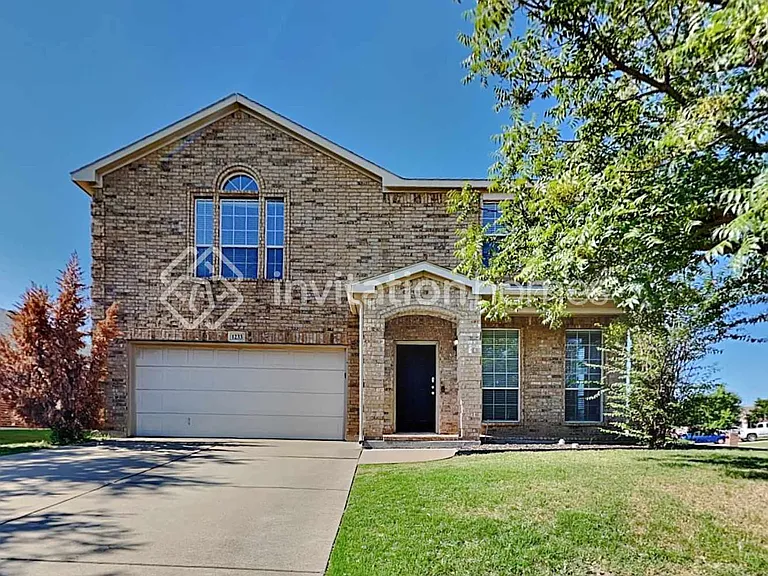 1233 Juniper Ln — Photo 1