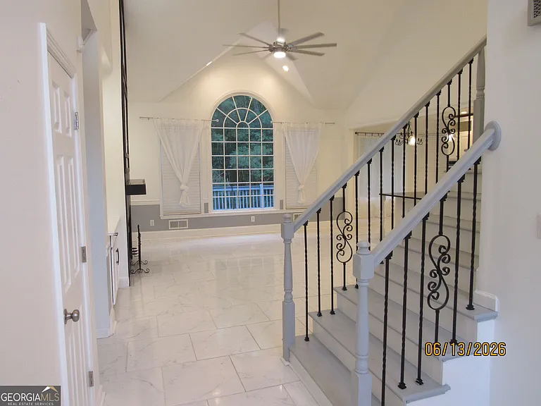 115 Sutton Ct — Photo 4