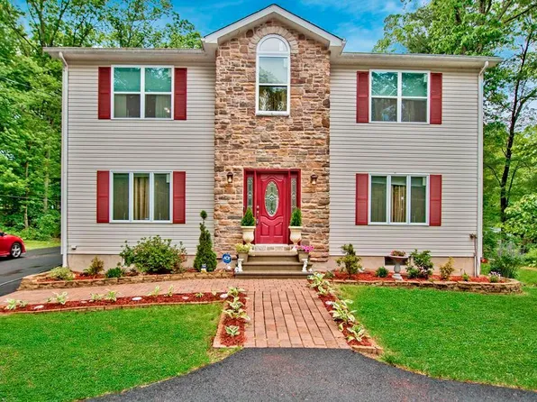 365 Cherry Lane Rd, Bartonsville, PA 18321