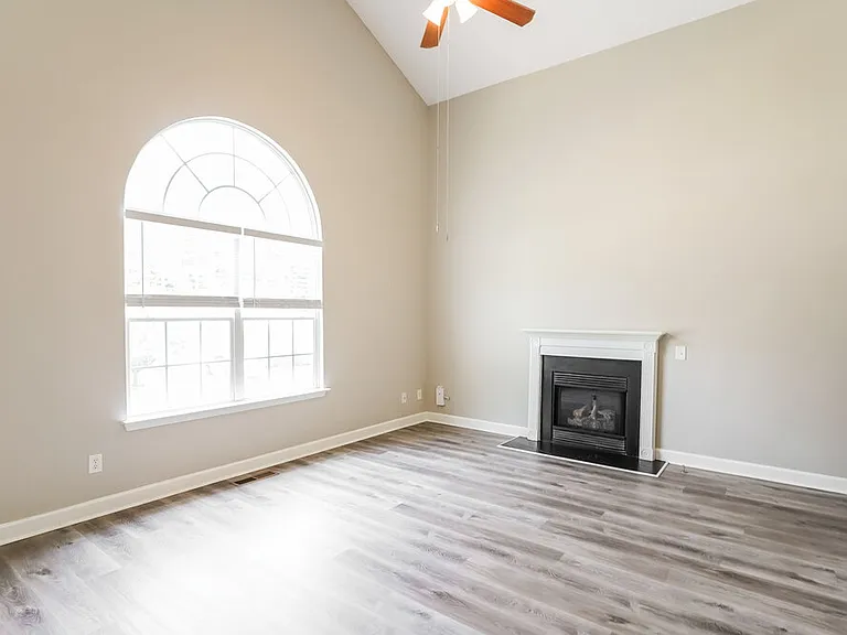 685 Belgium Dr — Photo 4