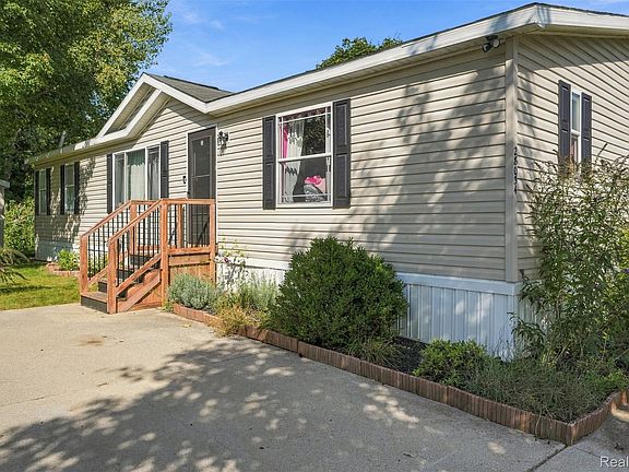 3rd image of 28034 Charlemagne St
