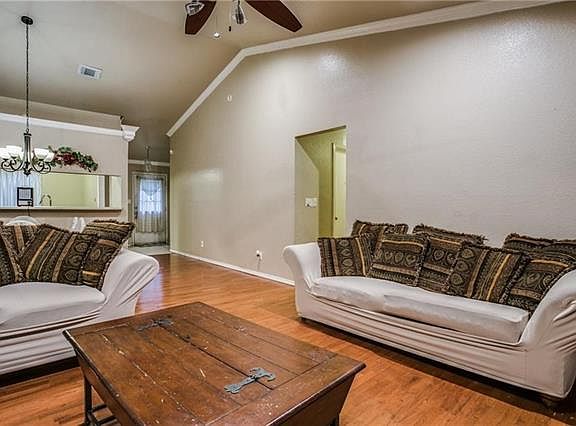 3rd image of 1002 Ashmount Ln