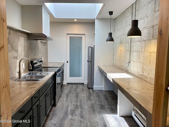 3rd image of 6 Franklin Pl Unit 2