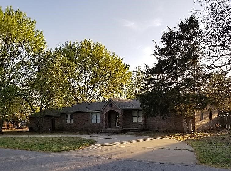 1202 N Pine St, Waurika, OK 73573 Zillow