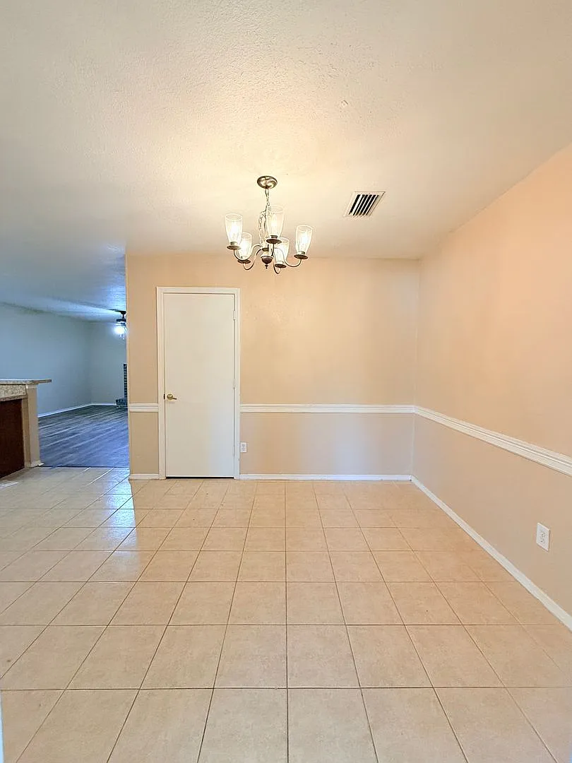 Available Now - Charming Bedford Home On A Cul-de-Sac | 2 Living Areas, Large Corner Lot & Heb Is... — Photo 4
