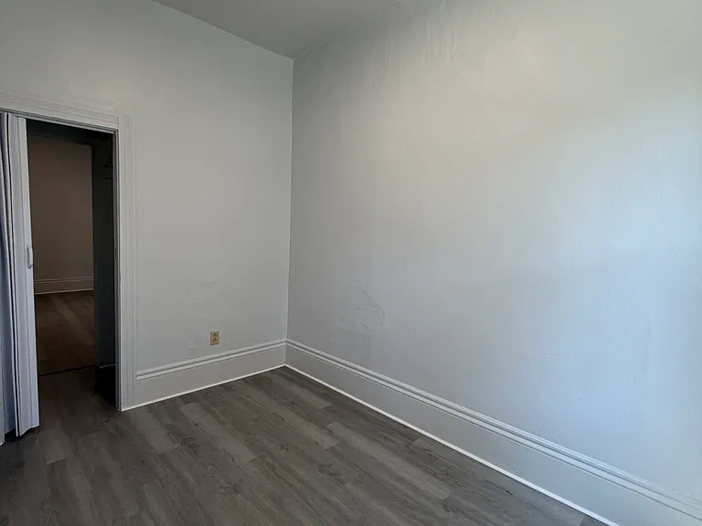 7009 Hecker Ave — Photo 2