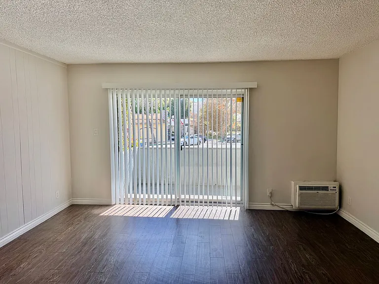 1595 E. Chevy Chase Drive — Photo 5