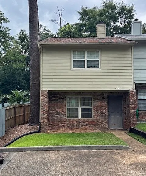 2304 Claremont Ln — Photo 1