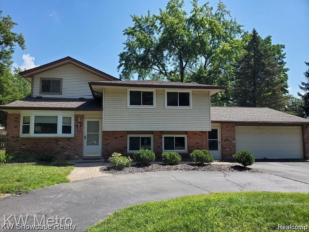 4 bed, 1.5 bath, 1539 sqft, $2,300 — Photo 2