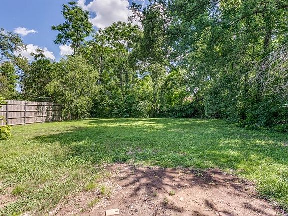 4th image of 944 Old Orchard Rd