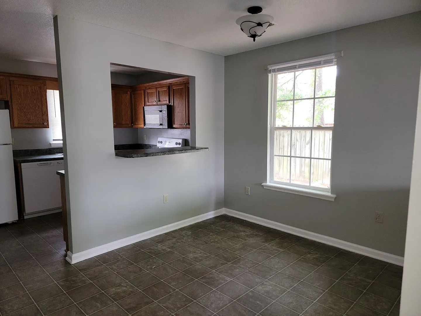 Paradise Apts. — Photo 3