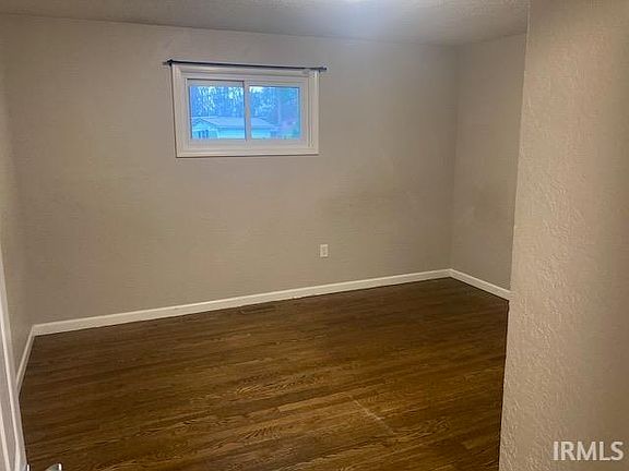 4th image of 302 N Spring St