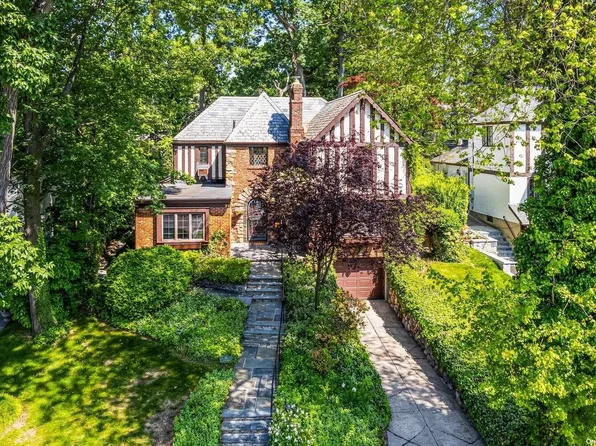 21 Rockywood Road, Manhasset, NY 11030