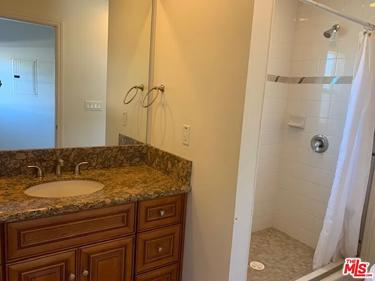 1305 W 37th Pl — Photo 12