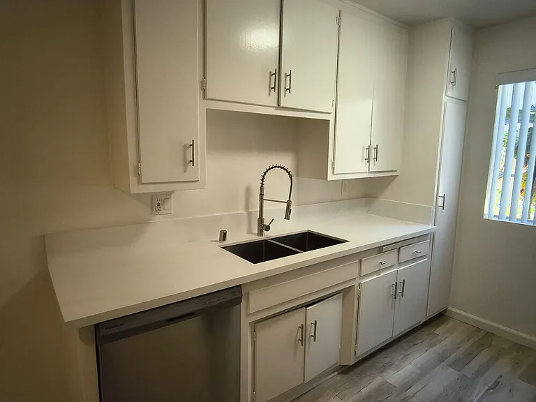 650 Westmount Drive — Photo 7