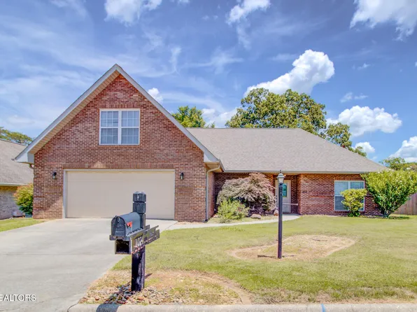 1074 Saint Johns Dr, Maryville, TN 37801