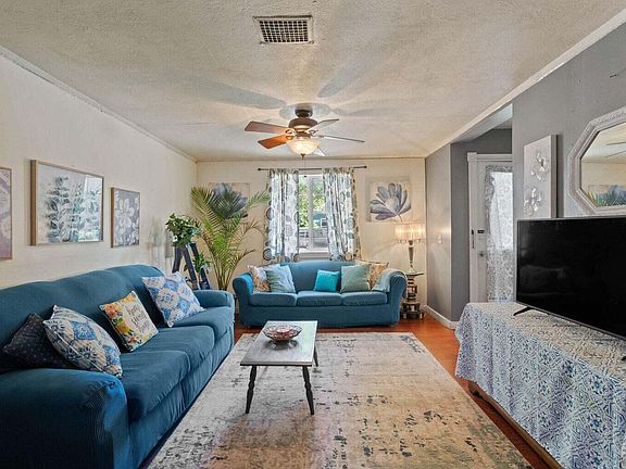 2nd image of 207 W Lincoln Ave