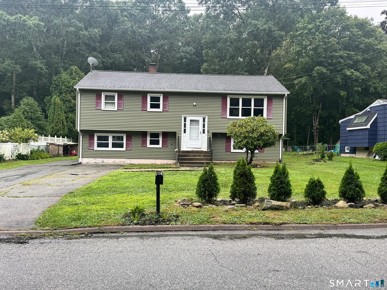 5 bed, 2.0 bath, 2768 sqft, $2,800 — Photo 1