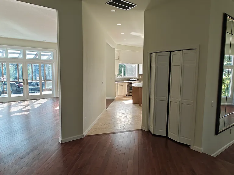 4522 Kennedy Rd NE — Photo 4
