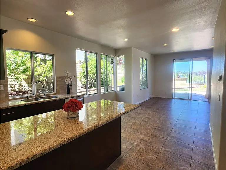 11 Paloma Dr — Photo 8
