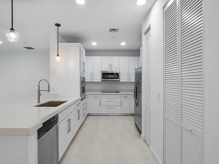 4886 NW 16th Ave — Photo 7