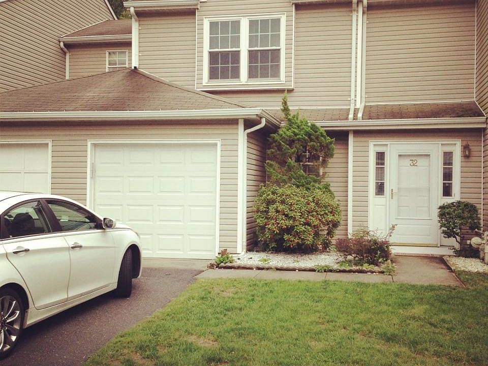 2nd image of 32 S Pointe Cir