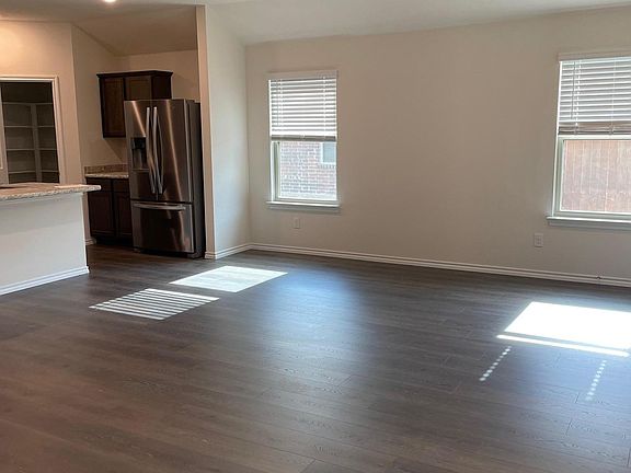2nd image of 909 Basswood Ln