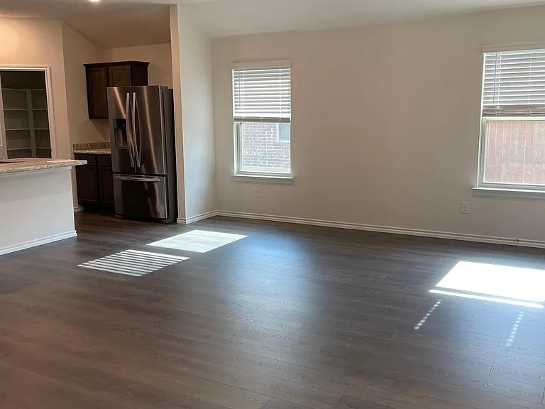 909 Basswood Ln — Photo 2