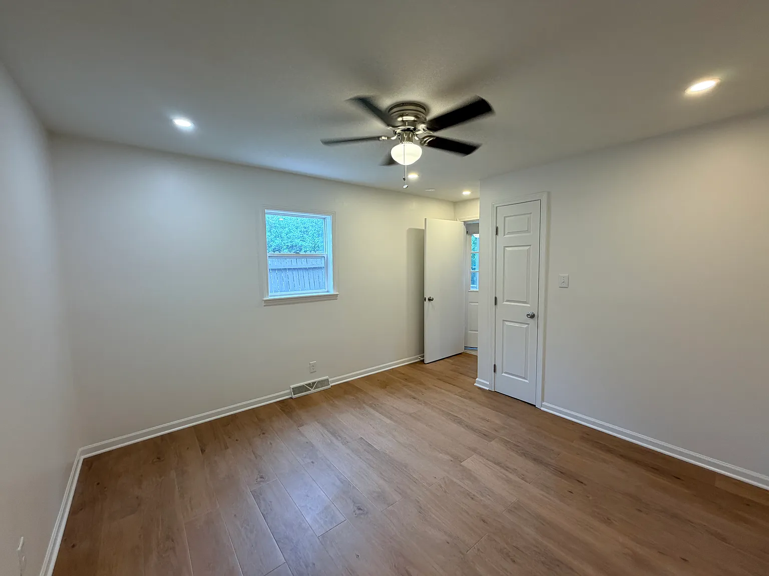 3 bed, 980 sqft, $1,995 — Photo 4