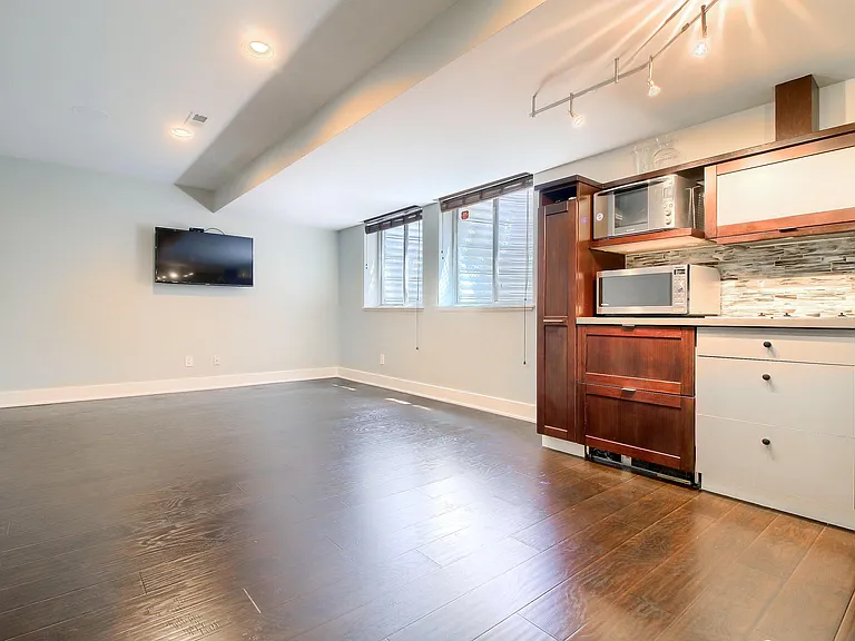 245 N Jackson St — Photo 27