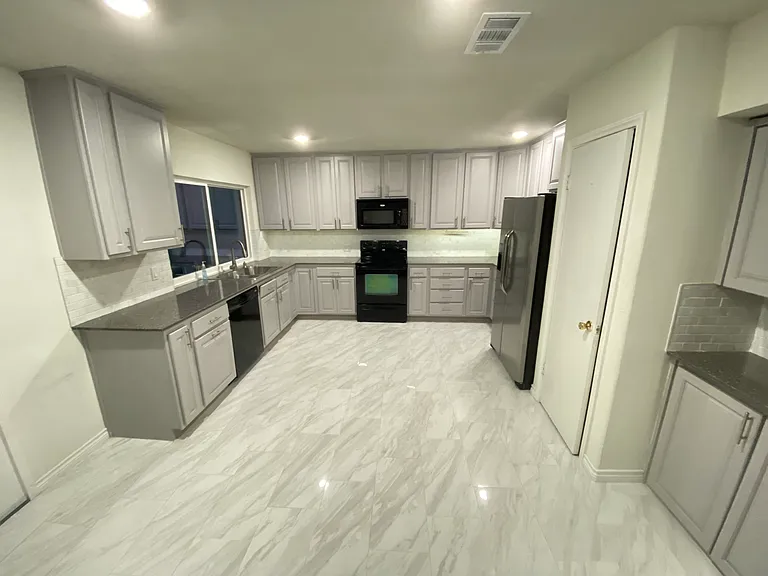 Kitchen / Dining area