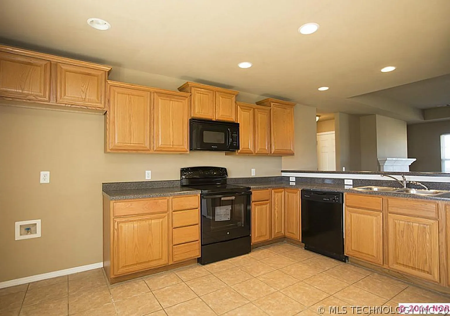 Beautiful 3 Bed 2 Bath Home with New Plank Flooring, 2 car garage and large backyard. — Photo 2
