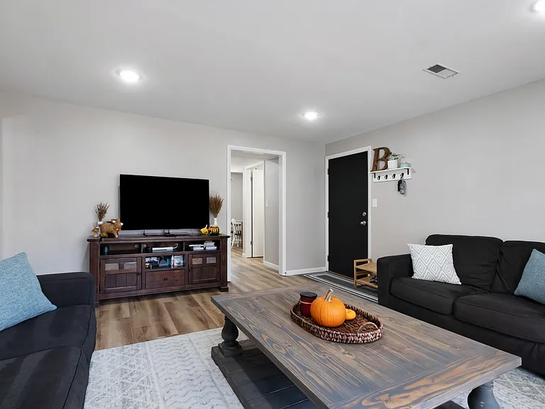 700 Sunset Ave #3 — Photo 2
