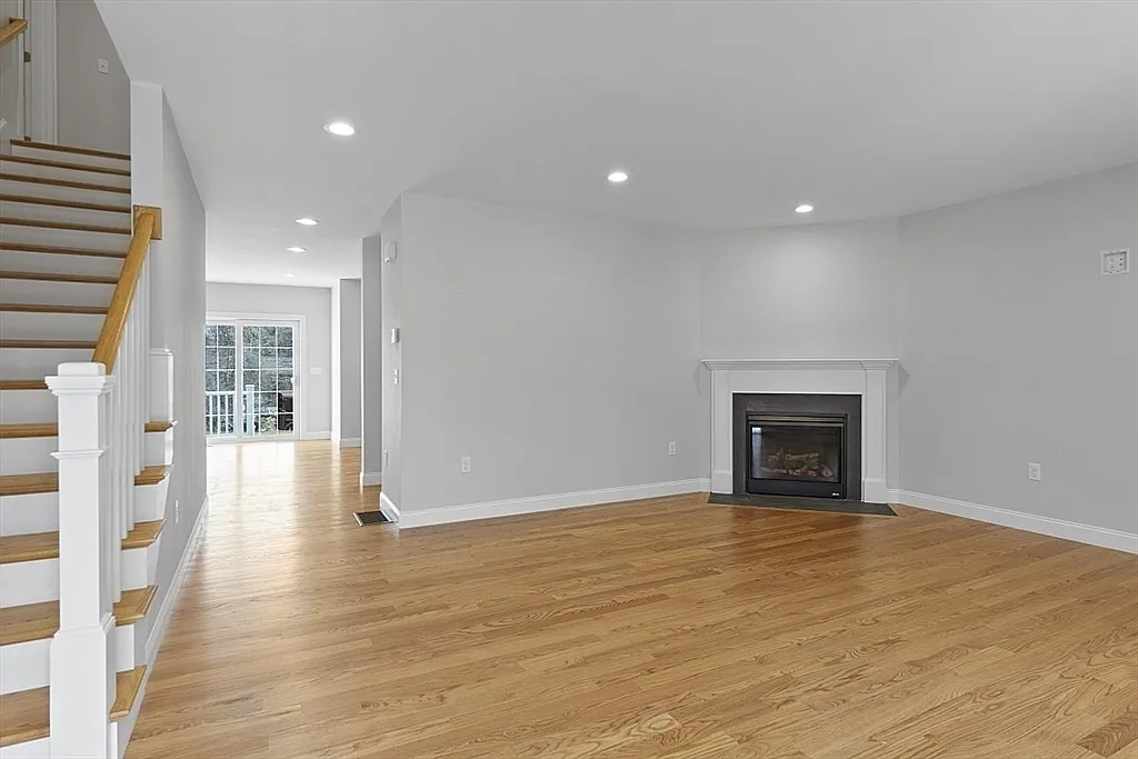 4 bed, 2.0 bath, 1800 sqft, $3,150 — Photo 2