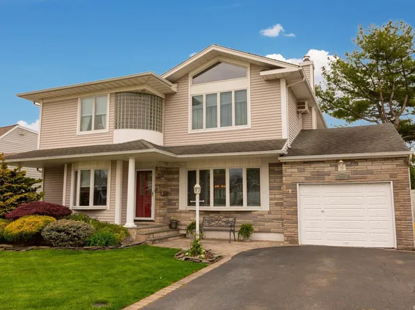 202 Dartmouth Drive, Hicksville, NY 11801