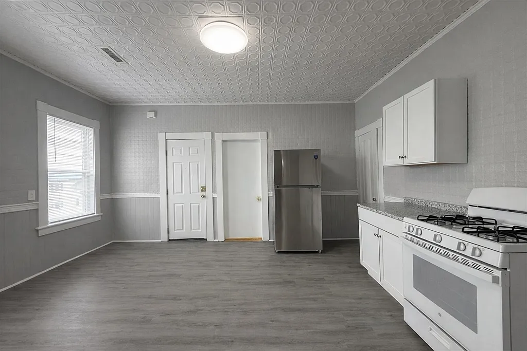 3 bed, 1.0 bath, 1000 sqft, $2,395 — Photo 2
