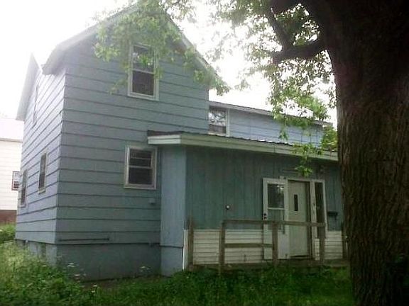 2nd image of 130 E Oak St