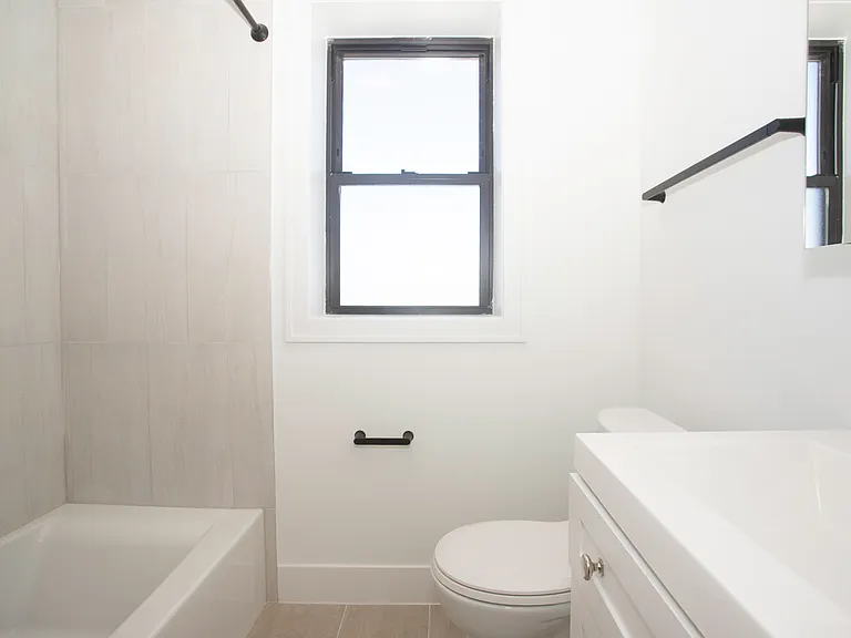 2617 1/2 W Berwyn Ave #3B — Photo 4