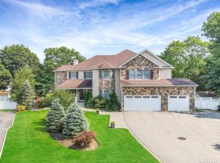 16 Cason Dr, Commack, NY 11725