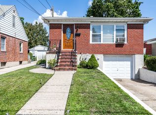 494 Florence Rd, Mineola, NY 11501