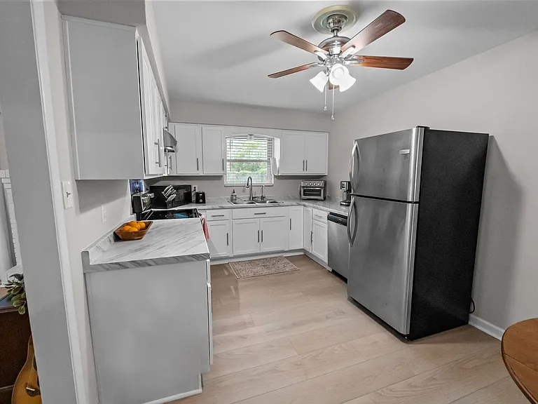 6 Monica Blvd — Photo 8