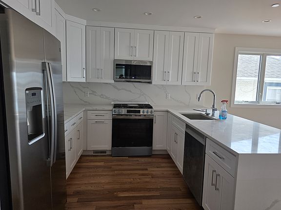 Eat-in-kitchen with stainless steel appliances