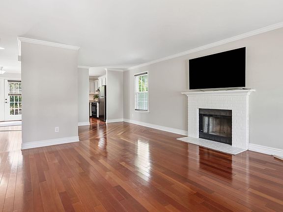 4th image of 300 Countryside Ct