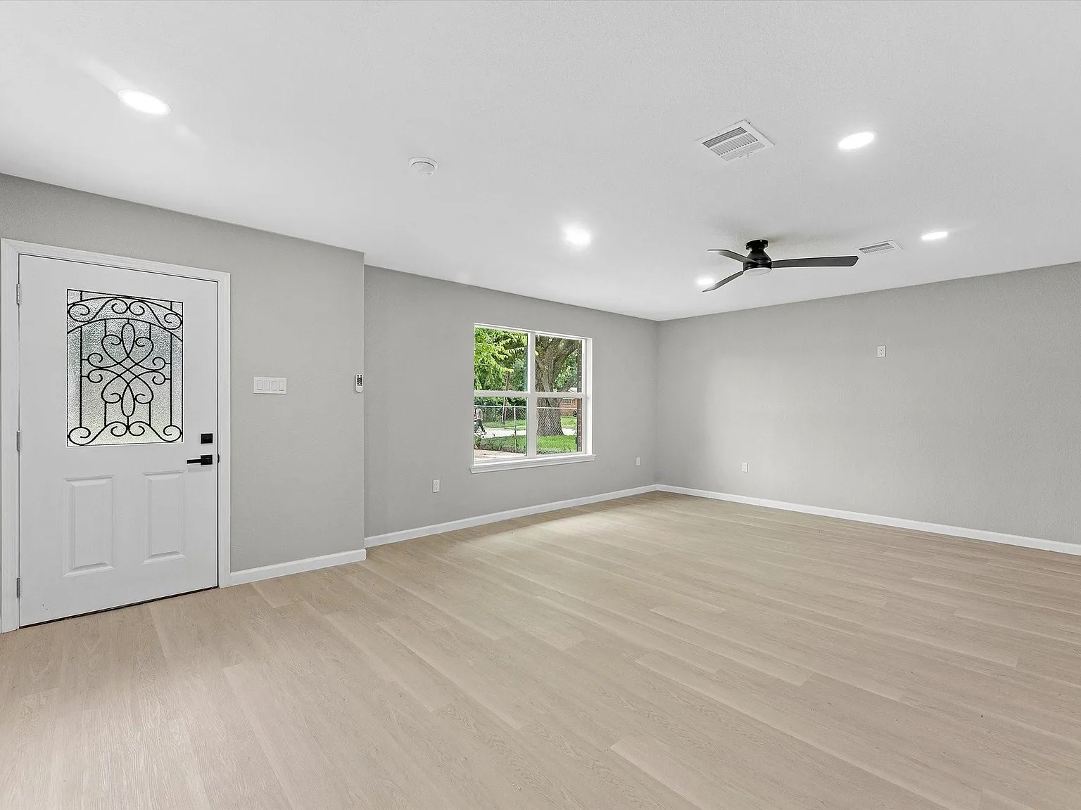 3 bed, 2.5 bath, 1395 sqft, $2,200 — Photo 4