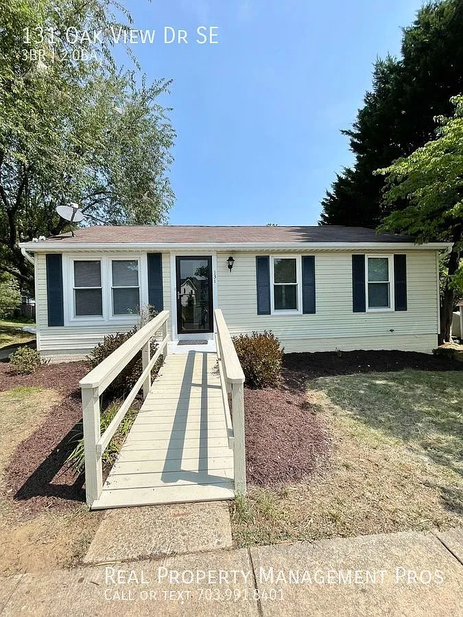 Beautifully Updated 3 Bedroom 2 Bath Single Family Home In The Heart of Leesburg For Rent! — Photo 2