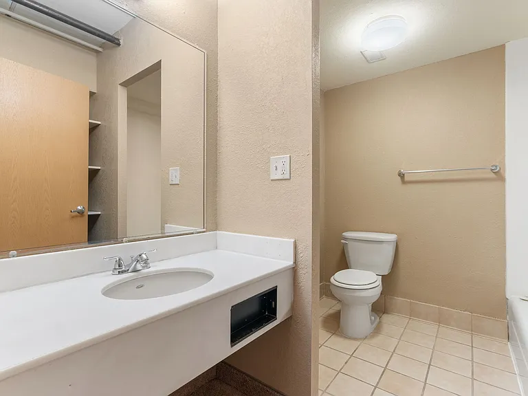 E Street Flats - Student Housing — Photo 65